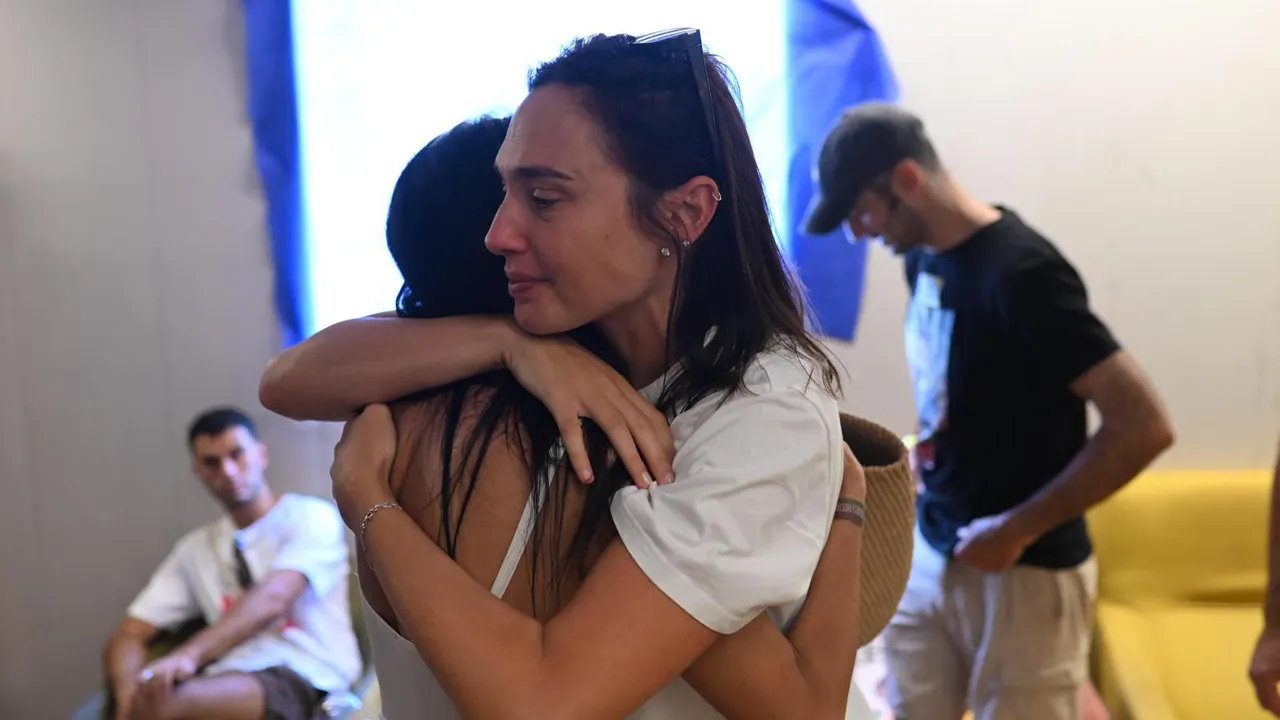 Gal Gadot, İsrail’deki Rehin Ailelerine Destek Ziyaretinde Bulundu Gal Gadot, İsrail'deki Rehin Ailelerine Destek Ziyaretinde Bulundu